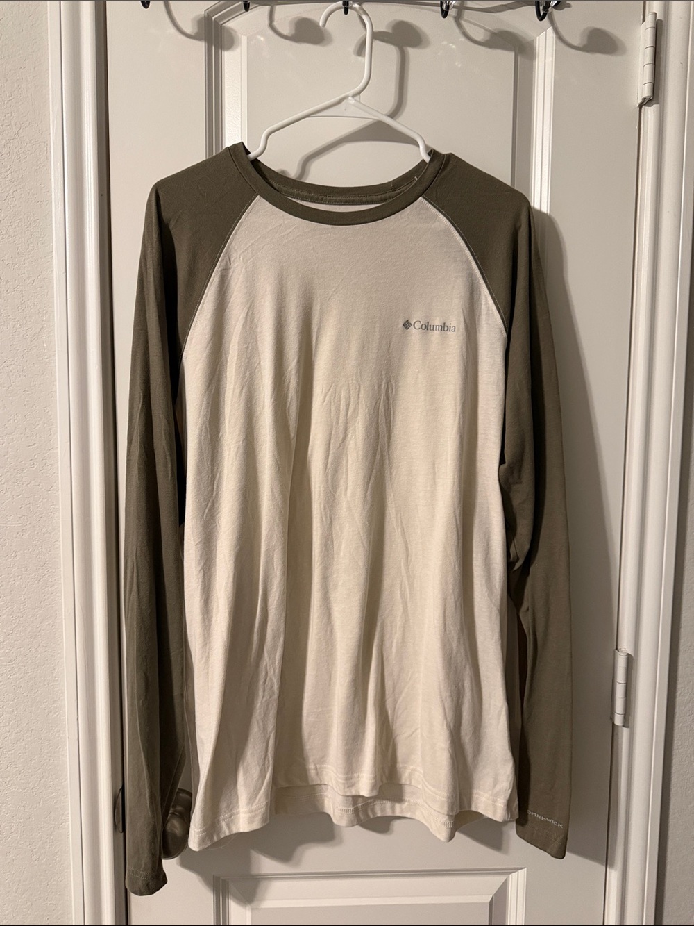 Columbia Two-Tone Long Sleeve Raglan Shirt in Cream and Olive Green